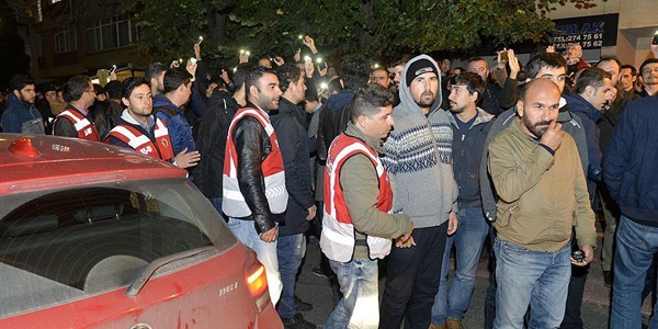 Kayyum'a direnen iki kişiye gözaltı