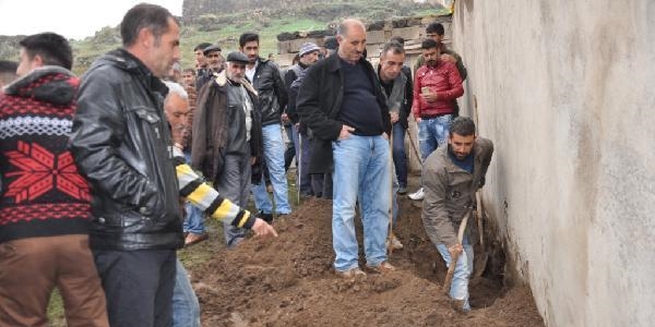 Köye düşen havan mermisi kazma kürekle arandı