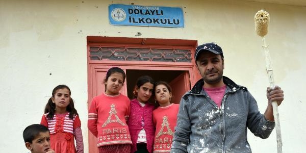 Fedakar öğretmen, tatilini okulda tadilat yaparak geçiriyor