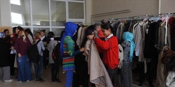 'Hayır Çarşısı' 5 bin öğrenciyi giydirdi