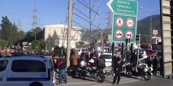 Polisten kaçan alkollü sürücü 2 polisi yaraladı