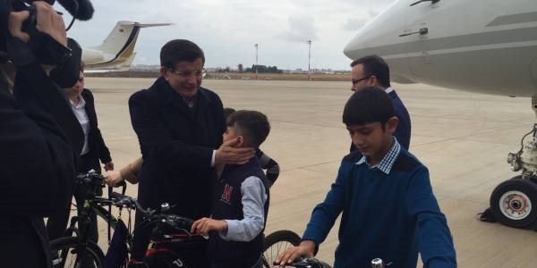 Davutoğlu'ndan bayrağı göndere çeken çocuklara bisiklet
