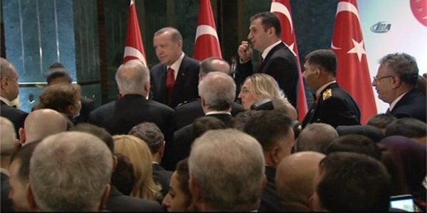 Cumhurbakan Erdoan'a resepsiyonda zel srpriz