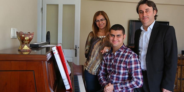 Okullara kabul edilmeyen Raci, müzik dehası oldu