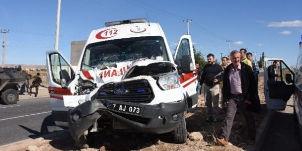Ambulans ile polis zrhl arac arpt: 3 yaral
