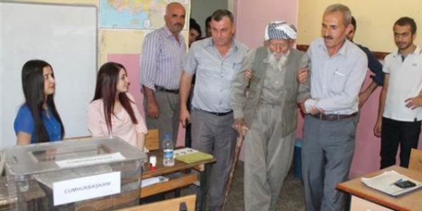 Türkiye'nin en yaşlı seçmeni 130 yaşında sandığa gitti