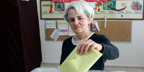 Türkiye Cumhuriyeti vatandaşı yabancılar da sandık başına gitti
