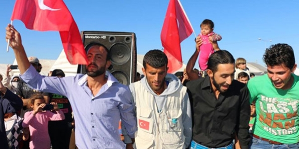 Suriyeliler AK Parti'nin zaferini halay ekerek kutlad