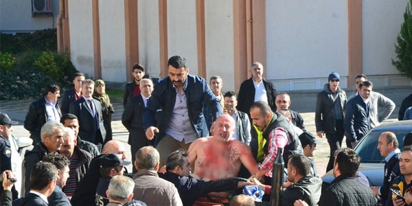 Adliye önünde kendini doğradı