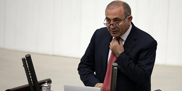 Tekin: İstifa gerektirecek bir sorun yok