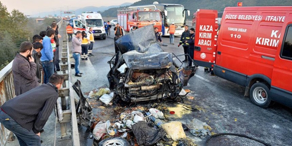 TEM'deki kazada 2 kişi yanarak hayatını kaybetti