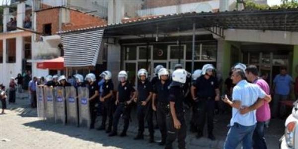 Zanlıyı almak isteyen polise taşlı sopalı saldırı