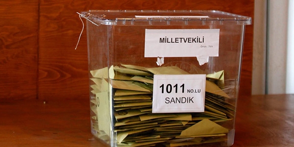 MHP'li eski yöneticiden sandığa 'boş zarf'