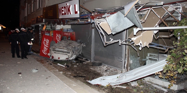 Otomobil kaldırıma çıktı: 1 asker ve 1 öğrenci öldü!