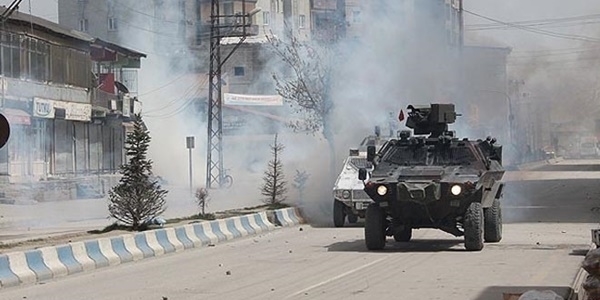 Diyarbakr'da bir polis bir asker ehit