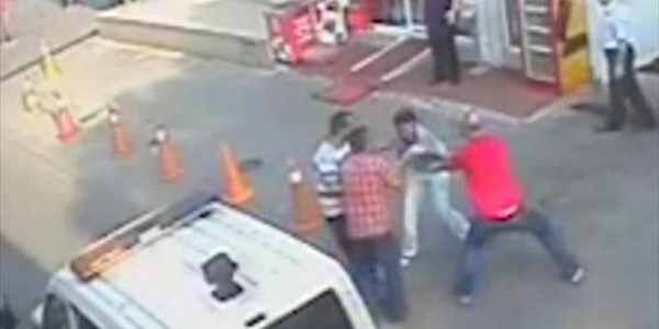 Zab�talar� b��aklayan seyyar sat�c�ya, ilk duru�mada tahliye