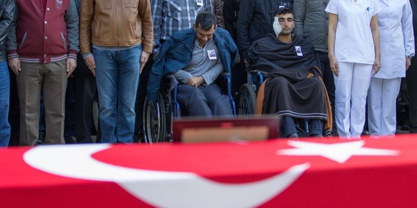 Yaralı silah arkadaşları şehidi yalnız bırakmadı