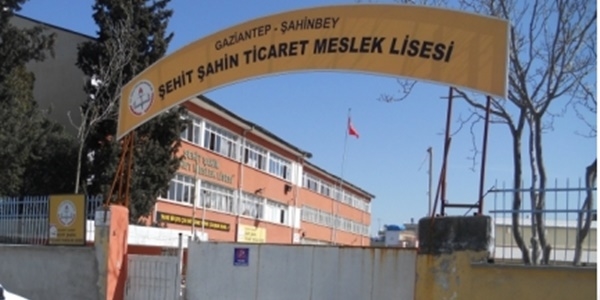 Okulu basıp kendilerini müdürün odasına kitlediler