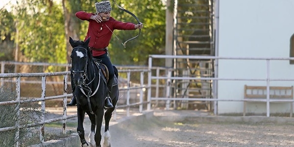 Geleneksel atlı okçuluğa gönül veren kaymakam