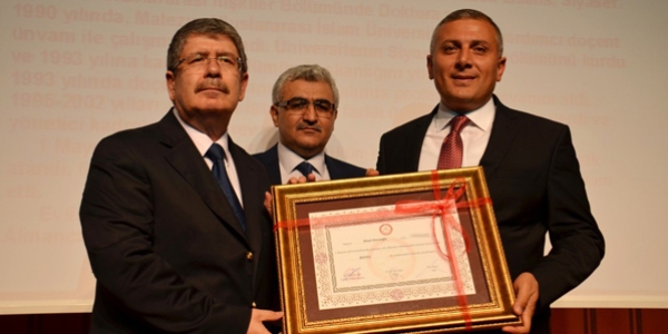 Başbakan Davutoğlu'nun mazbatasını il başkanı aldı