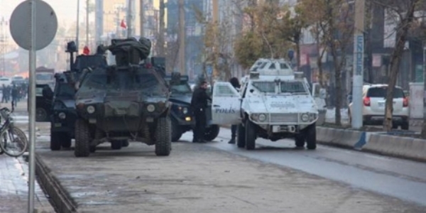 Yksekova'da zel harekat polislerine saldr: 1 ehit