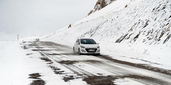 Doğu'da kar yağışı ulaşımı olumsuz etkiledi