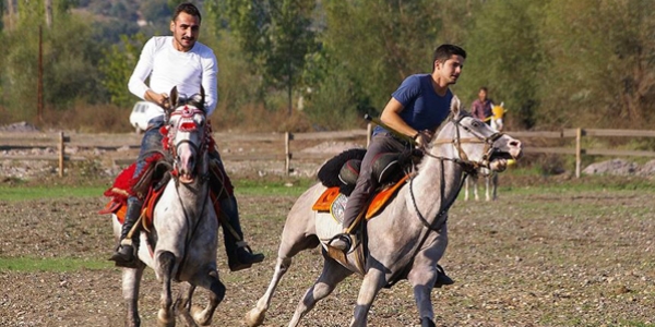 Sındırgı'da esnaf, memur ve aşçıdan atlı cirit takımı