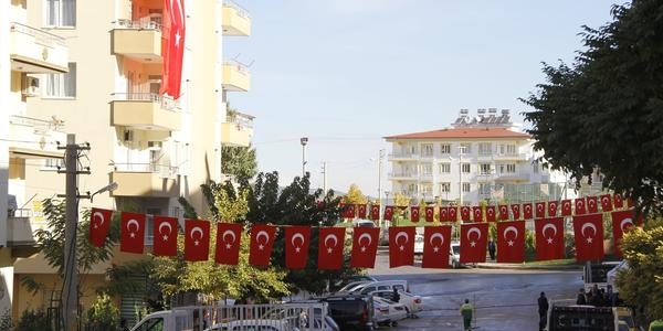 Şehit polislerin baba ocağına ateş düştü