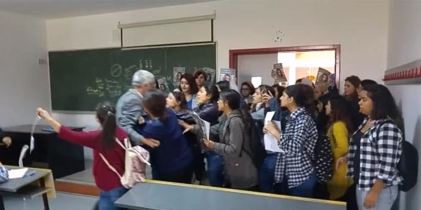 Üniversitede tacizci arayan kızlar ders bastı