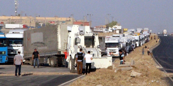 Mardin'de teröristler yol kesti