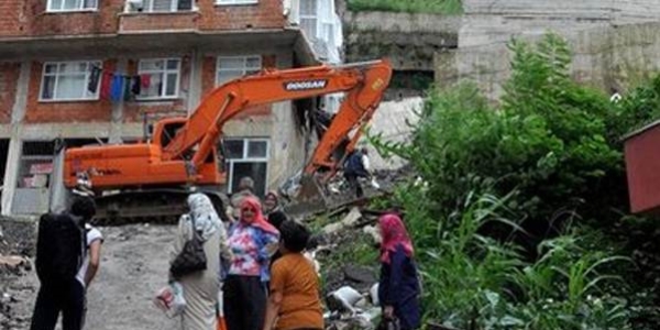 Artvin'de heyelan: 1 �l�