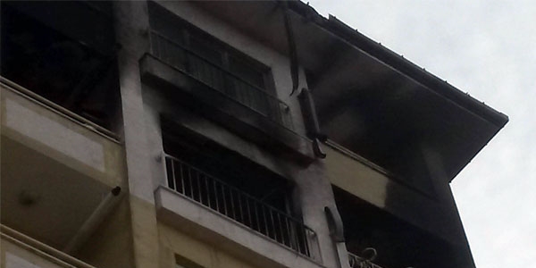 Şarj cihazından yangın çıktı: 12 kişi zehirlendi
