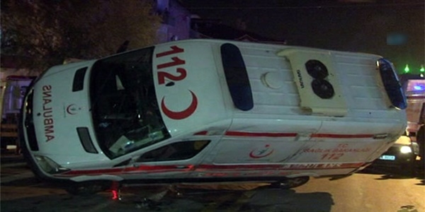 Ambulans devrildi: 3 personel yaralı