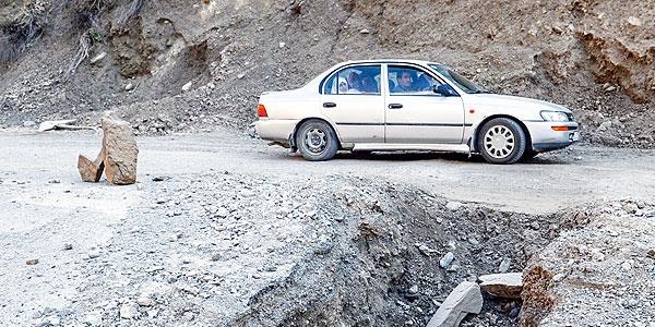 Hendekler sürücülere zor anlar yaşatıyor