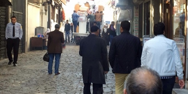 Sur il�esi sakinleri gece-g�nd�z g�� ediyor