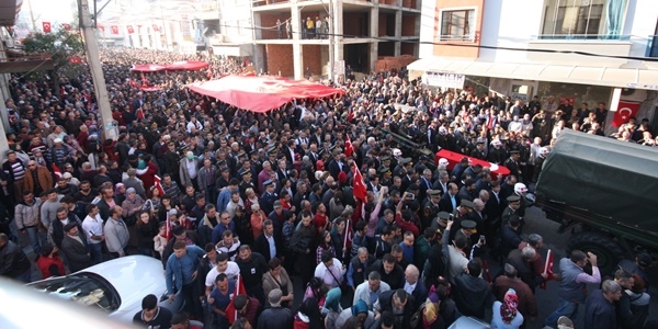 �ehit askerler memleketlerinde topra�a verildi