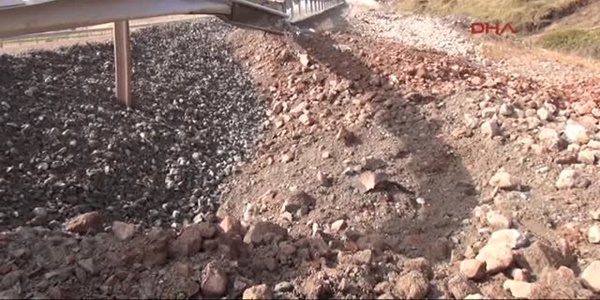 Bing�l'de yola d��enen patlay�c� imha edildi