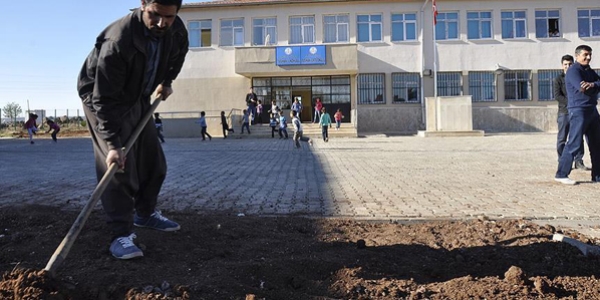 Eğitim gönüllüsü okulda ücretsiz çalışıyor