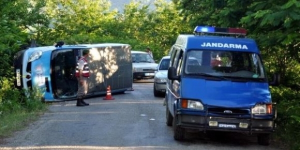 Zonguldak'ta midibüs devrildi: 1 astsubay 4 yaralı