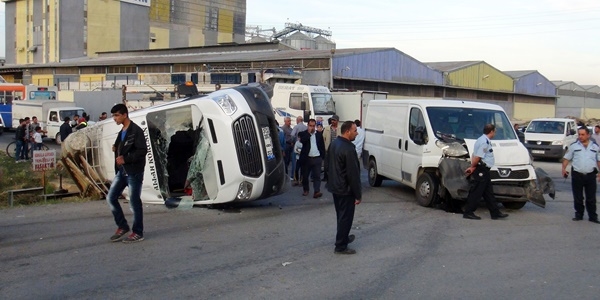 Mersin'de iki minibüs çarpıştı: 23 yaralı