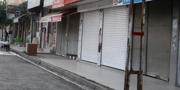 Hendek kapatmaya giden polise saldırı