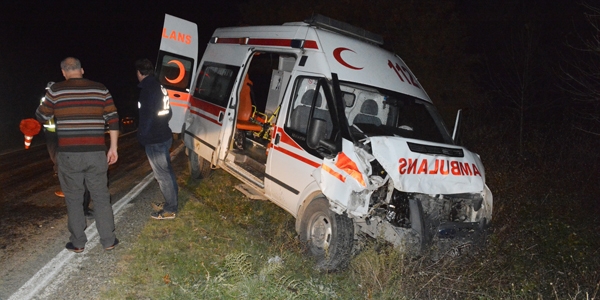 Sinop'ta hasta tayan ambulans kaza yapt
