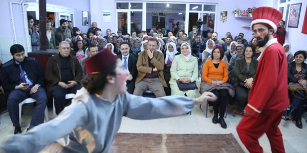 Rektör köye tiyatro götürdü