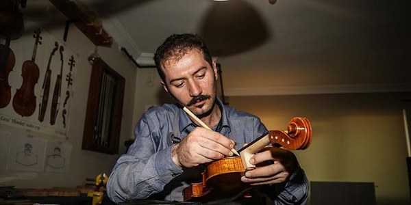 Di� hekimi aletleriyle keman tedavi ediyor