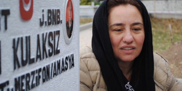 �ehit Binba�� Kulaks�z do�um g�n�nde mezar� ba��nda an�ld�