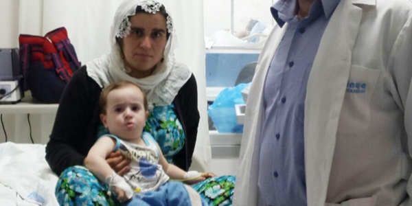 Boğazına tesbih tanesi kaçan bebek son anda kurtarıldı