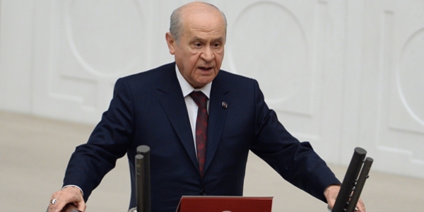Bahçeli, kendisini alkışlayan AK Partilileri selamladı