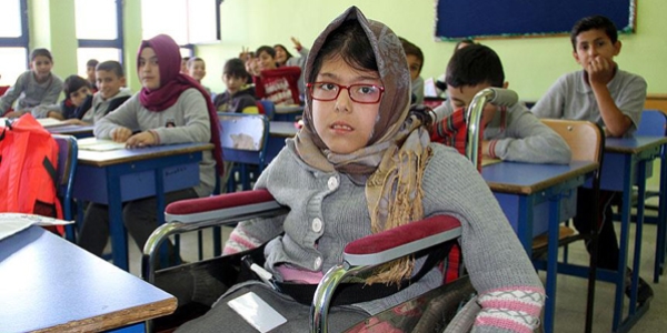 Engelli ��rencinin asans�r mutlulu�u