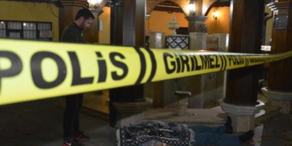 Cami avlusunda kalp krizi ge�iren emekli polis �ld�