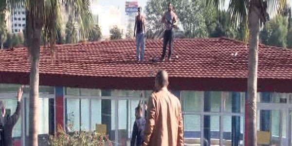 Ka�ak b�fe sahipleri y�k�m s�ras�nda polisle �at��t�